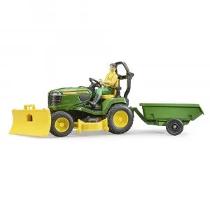 BRUDER TRAKTOR ZA TRAVU SA PRIKOLICOM I FIGUROM VRTLARA BWORLD JOHN DEERE 