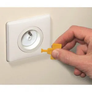 SAFETY 1ST ZASTITA ZA UTICNICU SA KLJUCEM