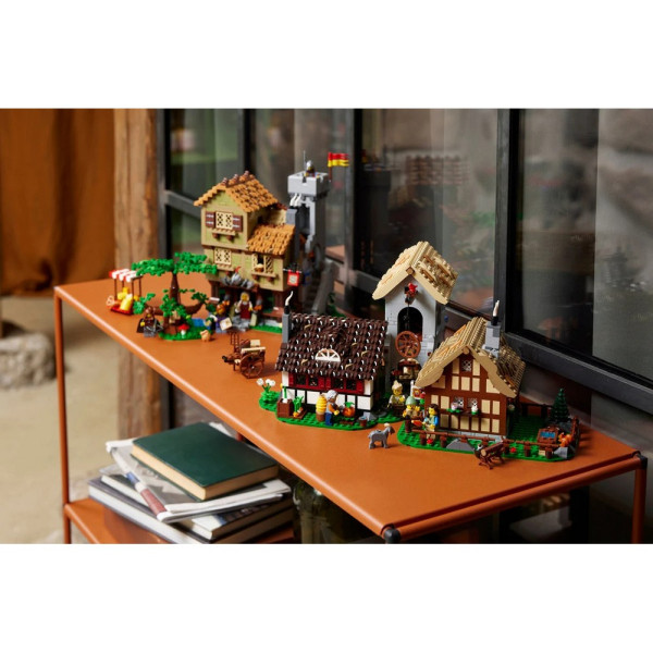 LEGO ICONS MEDIEVAL TOWN SQUARE 