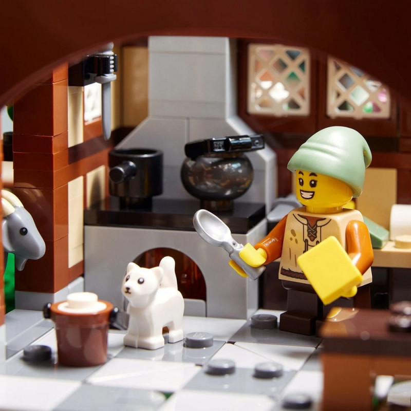 LEGO ICONS MEDIEVAL TOWN SQUARE 