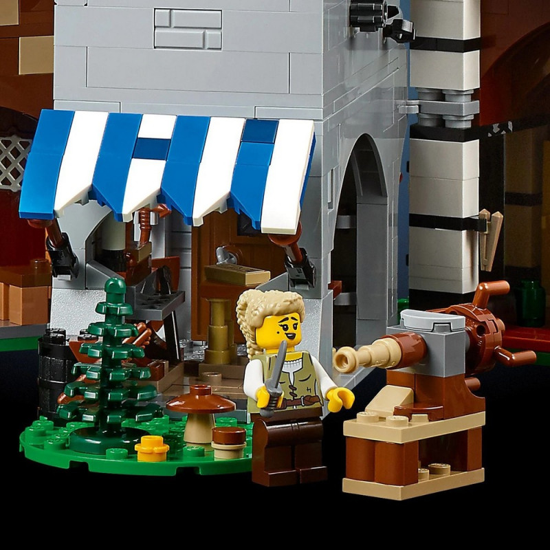LEGO ICONS MEDIEVAL TOWN SQUARE 