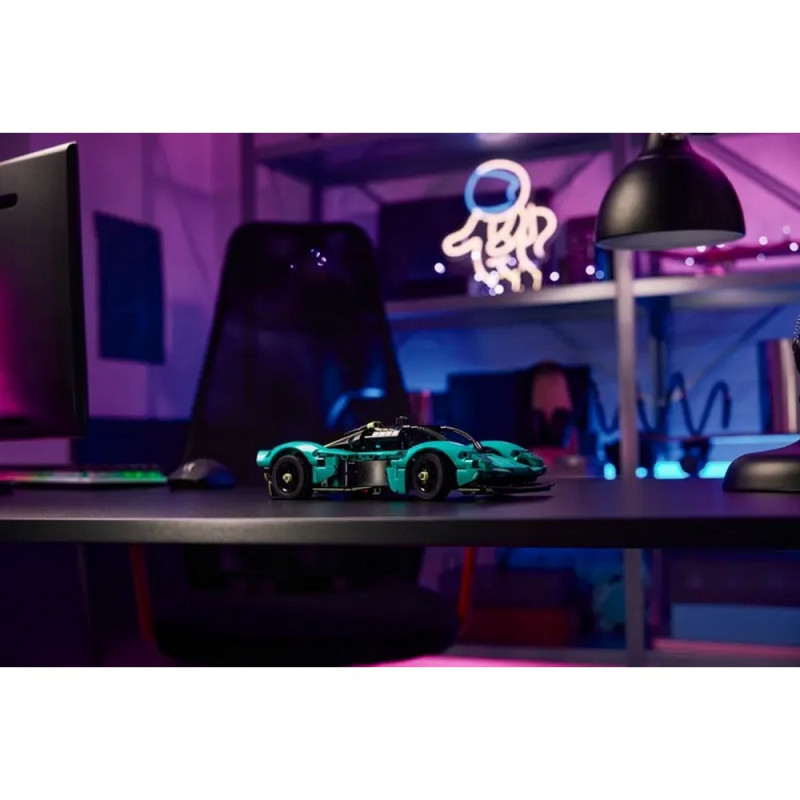 LEGO TECHNIC ASTON MARTIN VALKYRIE 