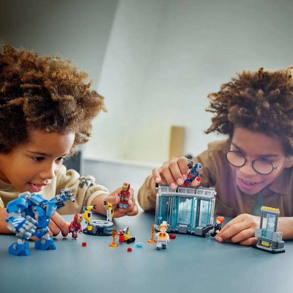 LEGO Iron Man's Laboratory: Hall.. 