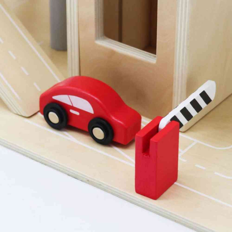 VELIKA DRVENA GARAŽA SA PARKINGOM I LIFTOM + AUTOMOBILI 